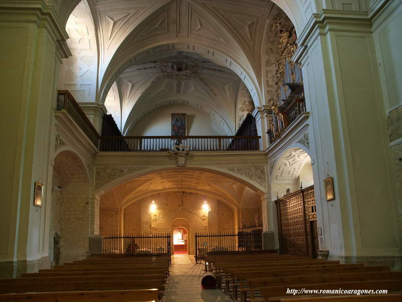 INTERIOR DEL TEMPLO HACIA LOS PIES